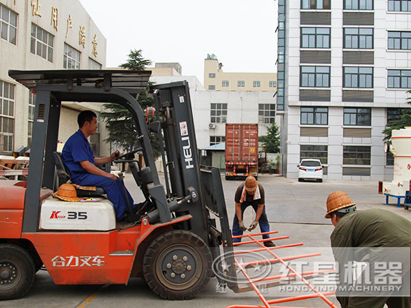 红星厂区技术工人干活实景