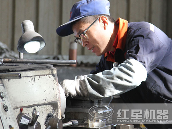 车间技术工人在认真生产中