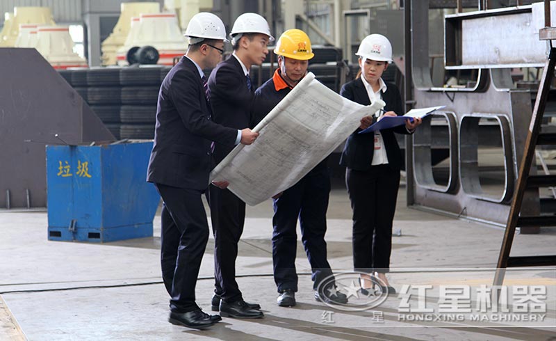 客户与技术人员在商讨设计方案