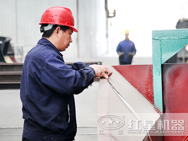 技术工人在测量工作中